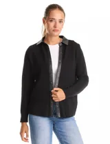 Sobrecamisa de mujer marca Sioni, con diseño combinado en tejido de punto y eco cuero. Presenta cuello camisero, cierre frontal con botones y mangas largas con puños tejidos.