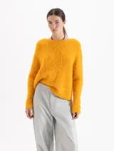 Sweater de tejido de punto con textura peluda, color amarillo, de corte holgado, cuello redondo y manga larga.