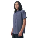 Camisa de manga corta Quiksilver para hombre, color azul, con cuello camisero, cierre frontal de botones, bolsillo en el pecho con detalle de logo y costuras verticales sutiles.