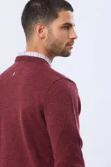 Buzo de lana azul con cuello redondo, manga larga y diseño tejido de punto.