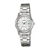 Reloj Casio modelo LTP-V002D-7A con caja y correa de acero inoxidable plateado. Presenta una esfera blanca de 25 mm con índices y manecillas plateadas, visor de fecha y movimiento de cuarzo.
