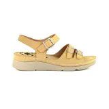 Sandalias bajas color beige con dos tiras sobre el empeine y una tira trasera, todas ajustables con hebillas metálicas.