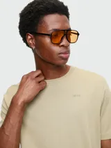 Remera blanca de manga corta con cuello redondo y corte recto.