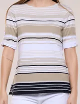 Remera de algodón a rayas horizontales en tonos beige, blanco y negro, con cuello redondo, mangas cortas con dobladillo y aberturas laterales en el ruedo.