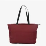 Bolso tipo tote de la marca Bubba, color bordó, con diseño acolchado y cierre superior. Cuenta con doble asa de hombro en color negro, compartimento interno para laptop y bolsillo trasero diseñado para sujetar a maletas de viaje.