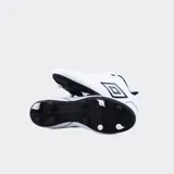 Championes de fútbol Umbro Classico III HG, color negro con detalles en blanco.