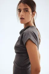 Vestido midi gris oscuro con finas rayas verticales blancas, escote drapeado tipo barco y mangas cortas caídas. Se ajusta a la cintura con un cinturón fino del mismo tejido y hebilla cuadrada.