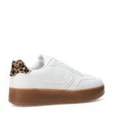 Championes urbanos de mujer con diseño de plataforma, color blanco con suela de goma color caramelo y detalle de estampado animal print en el talón.