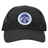 Gorra tipo trucker de color negro con paneles laterales y traseros de malla. Presenta un parche circular bordado en el panel frontal con el logo de Merrell y un diseño de montañas.