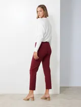 Pantalón negro de gabardina elastizada, marca Zac & Rachel. Corte recto, pretina ancha pespunteada, bolsillos simulados y largo al tobillo.