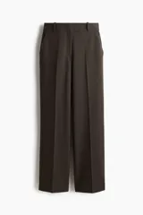 Pantalón sastrero de tiro alto con cierre frontal, botón oculto y corchetes. Presenta bolsillos al bies, bolsillos decorativos traseros y piernas de corte recto con pliegues marcados tanto en el frente como en la parte posterior.