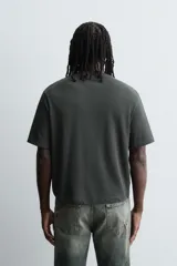 Camiseta de punto con corte boxy fit, cuello redondo y manga corta. Presenta un acabado con efecto lavado.