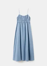 Vestido midi de denim suave en color celeste, con tirantes finos, escote cuadrado fruncido y silueta evasé.