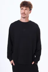 Buzo de felpa con cuello redondo, manga larga y logo bordado en el centro del pecho.