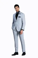 Ambo de corte comfort fit confeccionado en una mezcla de lino, viscosa y poliéster. El conjunto incluye un saco de dos botones con bolsillos laterales y un pantalón de corte recto, ofreciendo una textura suave y mayor resistencia a las arrugas que el lino tradicional.