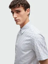 Camisa de hombre BOSS de corte slim fit, manga corta y estampado de micro cuadrados azules sobre fondo blanco.
