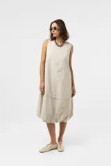Vestido midi blanco sin mangas, de corte amplio y relajado con silueta evasé y escote redondo.