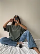 Remera oversize gris con efecto acid wash y estampa frontal con la leyenda "WORLDWIDE TOUR" en tipografía gótica.