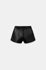 Shorts de tiro medio confeccionados en piel 100%, con cintura con trabillas, bolsillos laterales y cierre frontal con cremallera, botón y ganchos metálicos.