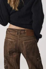 Polera de tejido suave con textura, cuello alto, mangas largas y silueta recta.