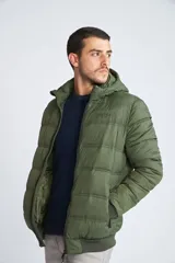 Campera puffer Mistral de hombre, color azul marino con cierre frontal y detalles en color rojo. Cuenta con capucha, puños elásticos y logo estampado en el pecho.