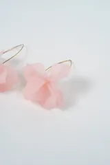 Aros colgantes con diseño de flor en color negro, con gancho metálico dorado.