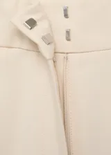 Pantalón de tiro medio con diseño recto y largo, confeccionado en mezcla de viscosa y poliéster. Cuenta con trabillas, dos bolsillos laterales y cierre oculto con botón, gancho y cremallera.