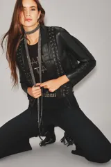 Saco de cuero ovino color negro, con diseño de cordones entrelazados en la parte frontal y mangas, estilo rockero.
