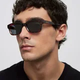 Lentes de sol con montura de diseño cuadrado en estampado carey y cristales polarizados en color negro.