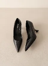 Stiletto de cuero color negro, con diseño clásico de punta fina y taco geométrico trabajado.