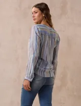 Blusa estampada de Zac & Rachel con cuello a la base, escote en V y botones. Tiene un bolsillo aplicado en la parte delantera, mangas largas regulables con presilla y botón, y terminación anudada opcional.