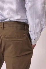 Pantalón chino color verde oliva, de corte recto y tiro medio.