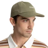 Gorra de béisbol color verde oliva con bordado de la marca Rhythm en color blanco en el panel frontal.