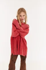 Sweater oversize unisex de tejido de punto con diseño de ochos y efecto lavado. Presenta cuello redondo, mangas largas y una franja central con letras en relieve.