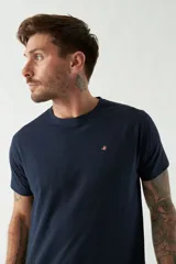 Remera de algodón de corte regular, con cuello redondo, manga corta y logo bordado en el pecho.