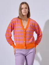 Cardigan de punto con rayas horizontales en tonos azul marino, gris, blanco y rosa. Escote en V y cierre frontal con botones dorados.