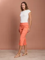 Pantalón capri blanco de gabardina elastizada. Pretina ancha elastizada, delantera con bolsillos simulados y trasera con bolsillos aplicados.