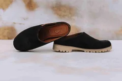 Zuecos de diseño clásico con puntera cerrada y calce práctico, confeccionados en gamuza color fucsia, con suela de goma estructurada.
