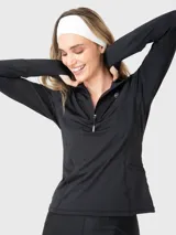 Buzo deportivo de tela técnica ultra suave y delgada, color negro, con medio cierre frontal, mangas largas con orificios para los pulgares y ajuste al cuerpo.