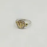 Anillo de diseño circular con el símbolo de la psicología en relieve, elaborado en una combinación de plata 925 y oro 18k.