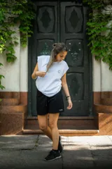 Musculosa negra de algodón, corte oversize, con un pequeño logo estampado en el pecho y un diseño gráfico grande en la espalda.