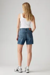 Short de jean de tiro alto, corte holgado y largo a la rodilla.