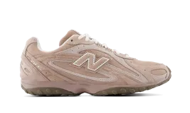 Championes New Balance modelo 204L en tono beige, confeccionados en gamuza con detalles de costuras y logo lateral característico de la marca. Presenta suela de goma texturizada y cierre mediante cordones.