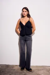 Pantalón de jean gris oscuro, de corte wide leg y tiro medio.