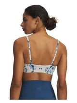 Top deportivo de sujeción baja con escote redondo, confeccionado en tejido de punto cepillado ultrasuave con estampado tie-dye en tonos azul y blanco. Cuenta con tirantes finos ajustables y doble forro para mayor cobertura.