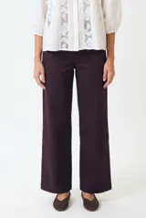 Pantalon de corte recto y tiro medio, color bordó, con cierre frontal de botones y bolsillos laterales.