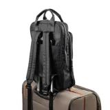 Mochila negra de poliéster con diseño rectangular y gran capacidad. Tiene acceso con cierre, dos bolsillos externos con cierre, un bolsillo interno con cierre y dos bolsillos internos abiertos. Cuenta con correa regulable, asas fijas y herrajes plateados. El interior está forrado en tela de algodón y poliéster.