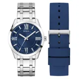 Reloj analógico Guess con caja de acero inoxidable plateado y esfera azul con acabado sunray, índices y números romanos. Incluye una correa de acero inoxidable plateado y una correa de silicona azul intercambiable.