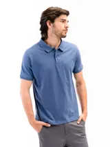 Remera tipo polo de manga corta, color blanco liso, con cuello de polo y tapeta de dos botones.