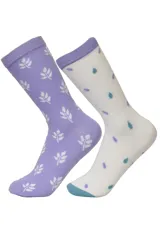 Pack de dos pares de medias de caña media. Un par es de color lila con estampado de hojas blancas, y el otro par es de color blanco con estampado de pequeñas gotas en tonos lila y turquesa, con puntera en color turquesa.